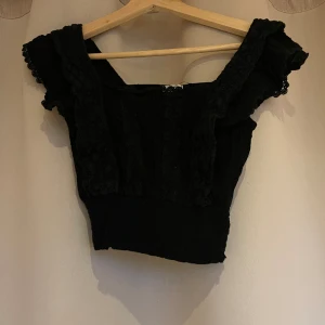 Svart topp - Söt topp med volanger (se bild) från Pimkie i Strl XS 