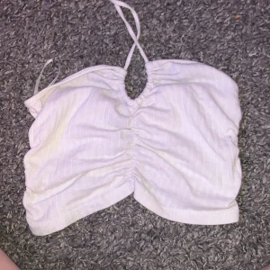 vit topp - vit topp som har ett snöre som man kan knyta runt halsen har knte använt den så många gånger 