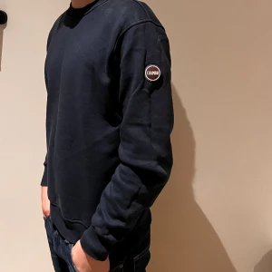 Colmar tröja - Säljer nu denna colmar tröjan🙌🏼🤩, skick: 8/10, ny pris: 1400kr, mitt pris: 399kr🤩💫 Om du köper båda mina colmar tröjor kan jag lösa ett riktigt schysst paket pris!🙌🏼🤩