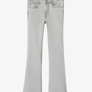 Grå bootcut jeans ifrån mango🩶 Storlek S, men är ungefär samma som storlek 34🥰Änvänt flera gånger men inte slitna.