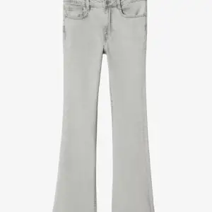 Grå bootcut jeans ifrån mango🩶 Storlek S, men är ungefär samma som storlek 34🥰Änvänt flera gånger men inte slitna.