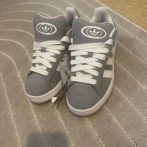 Campus 00 Adidas - Aldrig använda, men taggarna sitter inte kvar. Perfekt skick. Kan skicka med extra snören ifall ni vill. Kan diskutera priset👍🏼