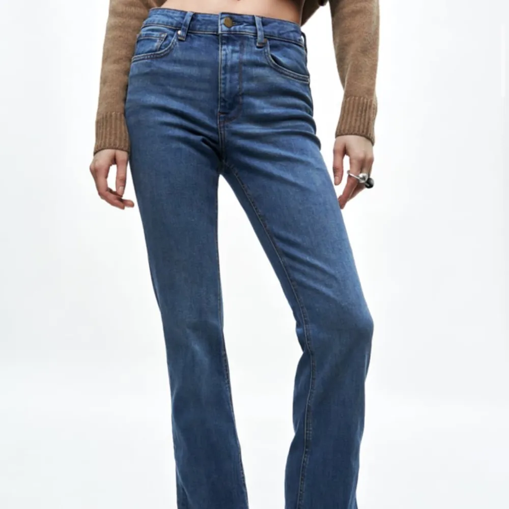 Jeans från zara, sparsamt använda, säljer för att de inte riktigt passar mig💞 Nypris var runt 400!. Jeans & Byxor.