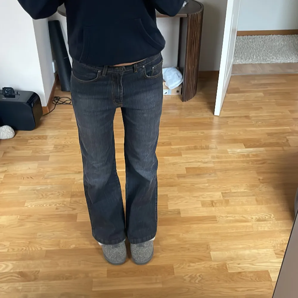 Så snygga jeans från Weststar i en så snygg färg!😍 Jag är 177cm. Midjemått:  40cm Innerben: 79cm. Jeans & Byxor.