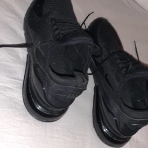 Nike 270 svarta - Endast testade så helt i nyskick. Säljes då de va en storlek för stor. Storlek 45 Skrev för mer bilder eller så!