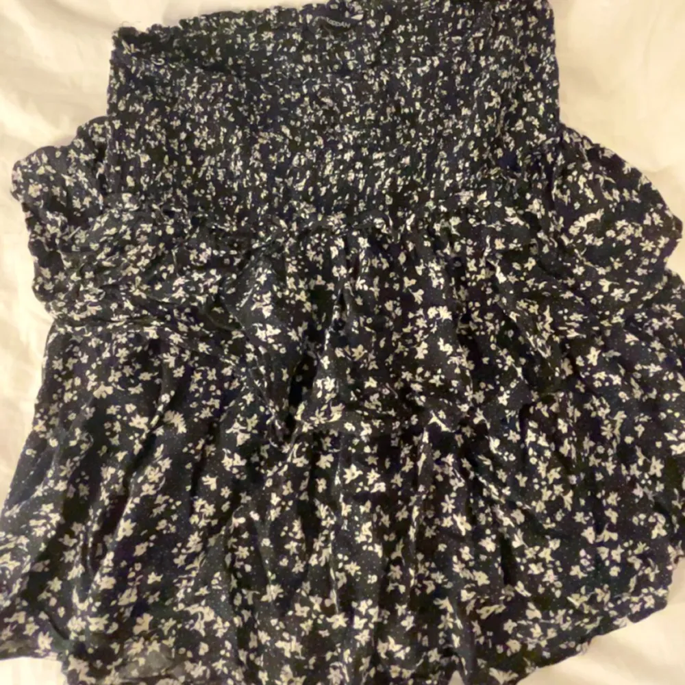 Säljer denna kjol från Lindex. Använd ganska mycke men är i bra skick.  Skriv om de är funderingar!😁. Kjolar.