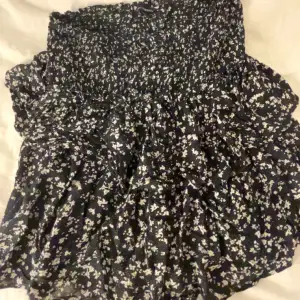 Säljer denna kjol från Lindex. Använd ganska mycke men är i bra skick.  Skriv om de är funderingar!😁
