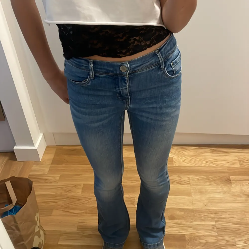 Jättefina jeans är i Storlek 152 men passar mig som har XS byxan är sliten längst ner vid byxan men det är inget man märker av 💘. Jeans & Byxor.