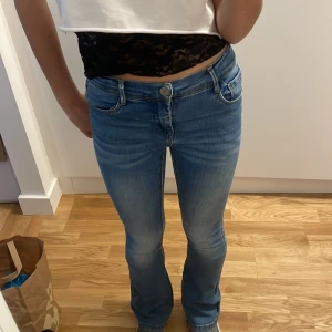 Jeans vintage  - Jättefina jeans är i Storlek 152 men passar mig som har XS byxan är sliten längst ner vid byxan men det är inget man märker av 💘
