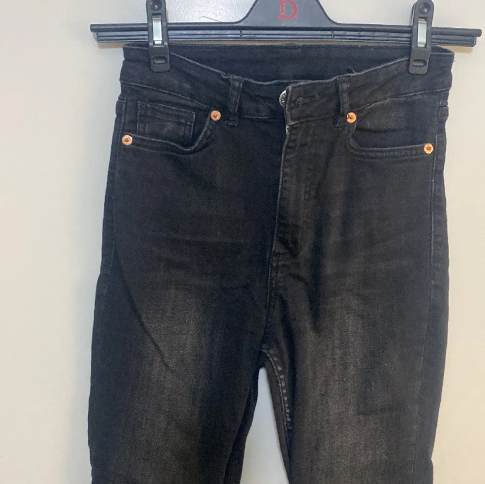 Monki Stuprör svarta jeans storlek 28 högmidja . Jeans & Byxor.