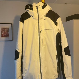Fodrad Jacka Peak Performance - I storlek Xtra large   Dunnjacka  Mindre fläck på framsida på vänster sida, se första bild