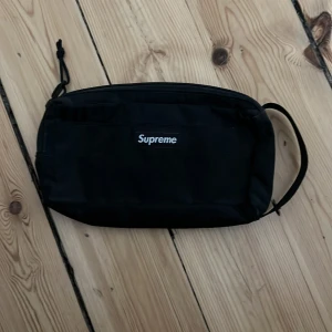Supreme organizer pouch (ss19) - Den är i ett bra skick, lite sliten men det är knappt att det syns. Hittar inte kvittot men kan skicka länk till stället jag köpte det på. Nypris 3500kr.