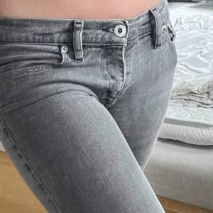 Gråa lågmidjade bootcut jeans från Diesel Industry i bra skick. I storlek 26. Passar perfekt på någon som i ungefär 165cm! 