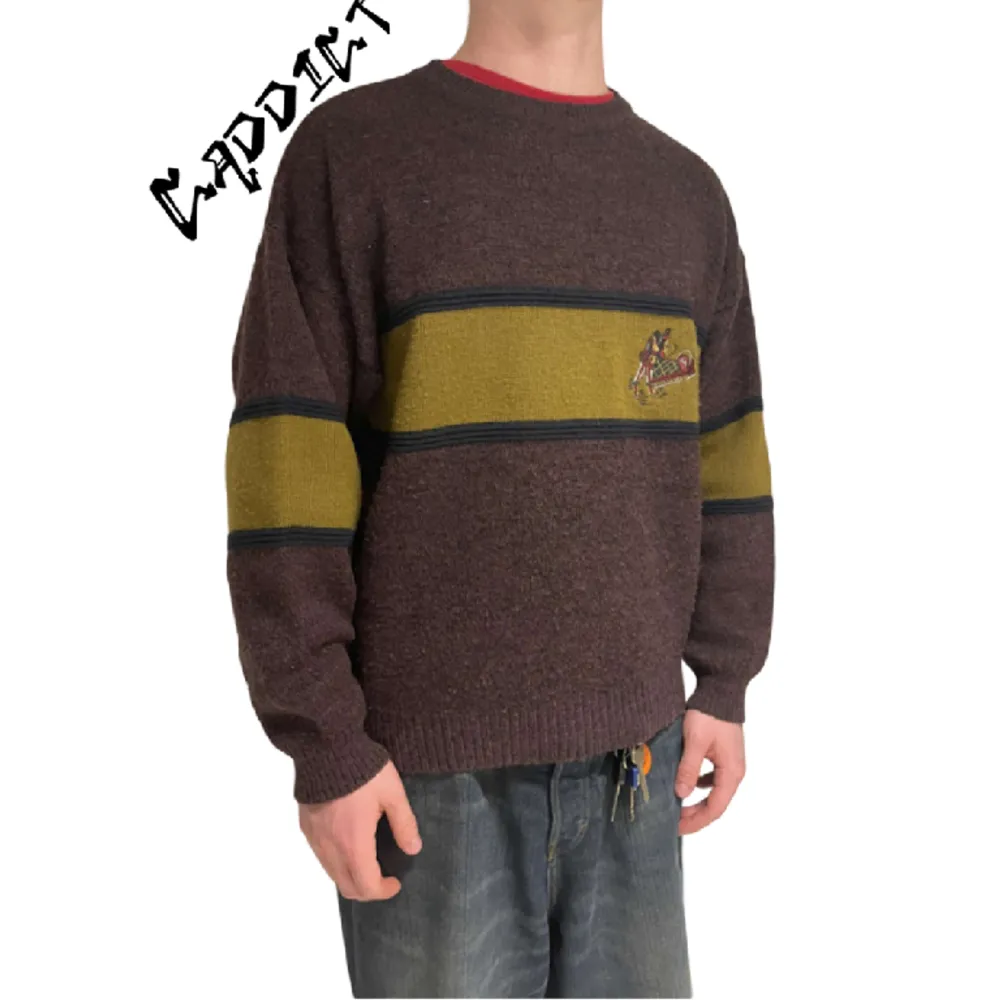 - Vintage stickad tröja med färgen gul & vinröd - Storleken är Large  - Tveka inte att ställa frågor om plagget . Tröjor & Koftor.