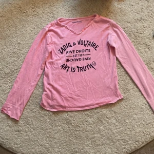 Zadig tröja. - En väldigt fin Zadig & Voltaire tröja. Den är i bra skick och är använd få gånger. Det är inga fläckar eller hål. Hör av er om ni är intresserade 💗🙏