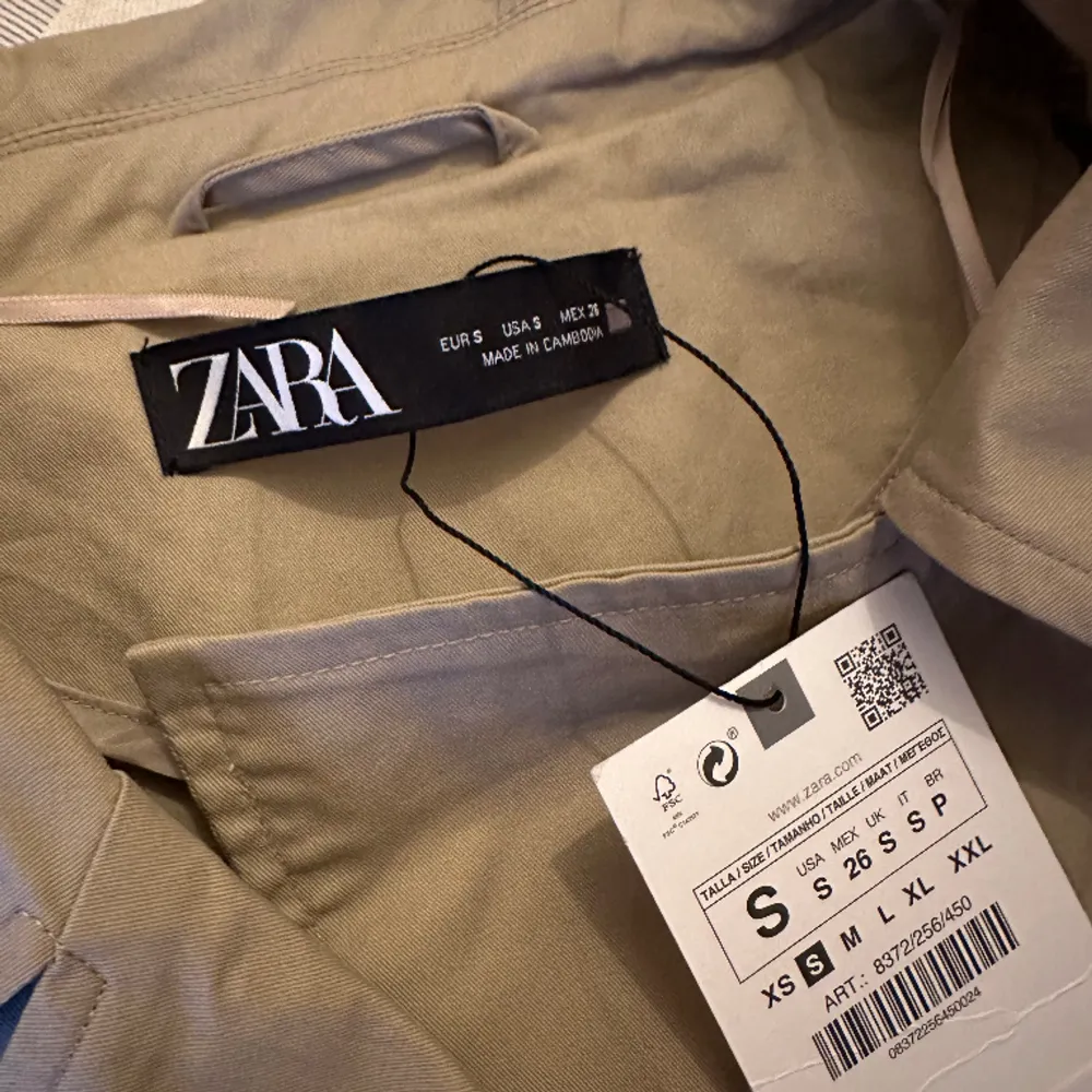 Säljer denna oanvända jackan från Zara. Jackan är oversized i modellen. Storlek S . Jackor.