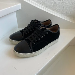  Lanvin - Säljer ett par svarta lanvin i storlek 42 passar även 43. Mycket bra skick på skorna.   Byte funkar. Vid snabb affär kan vi diskutera priset. 