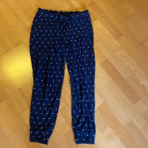 Pyjamasbyxor - Söta prickiga pyjamasbyxor i storlek S från Lindex⭐️ fint skick!