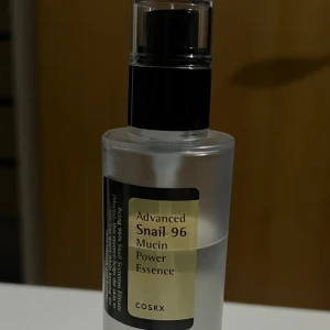 Cosrx Advanced Snail 96 Mucin Power Essence 100 ml - Säljer den pga använder inte längre. Säljer för 170kr