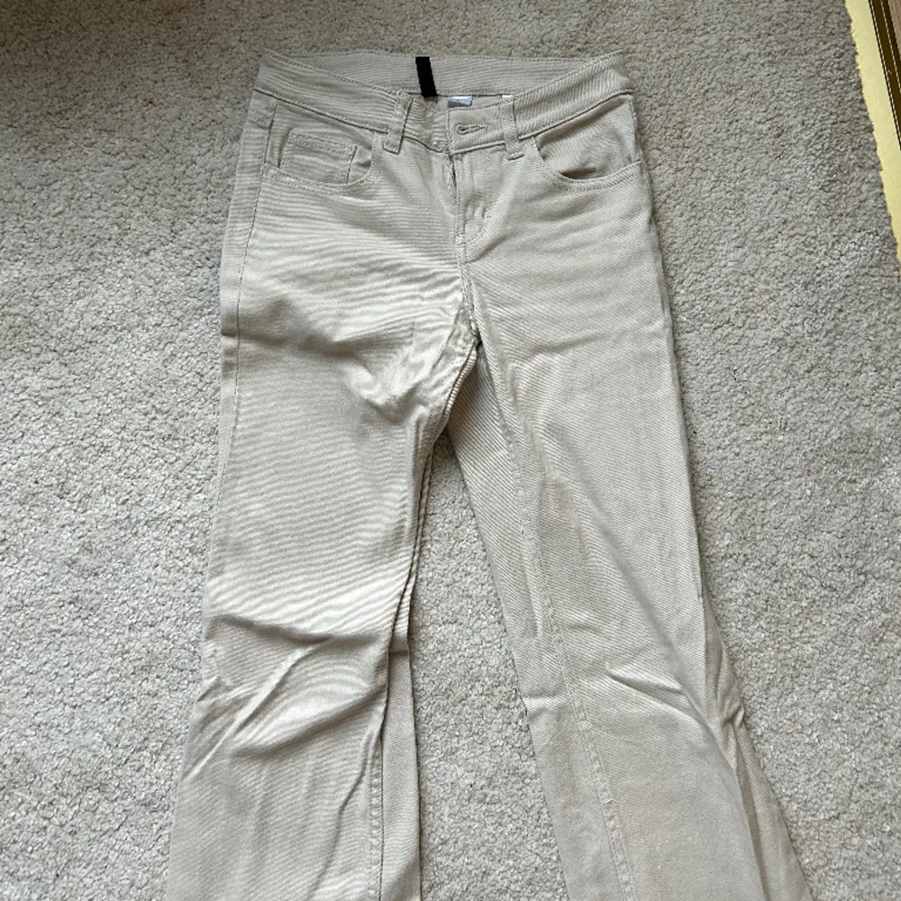 Lågmidjade bootcut jeans från hm i färgen beige. Köpta för 349kr säljer för 89kr. . Jeans & Byxor.