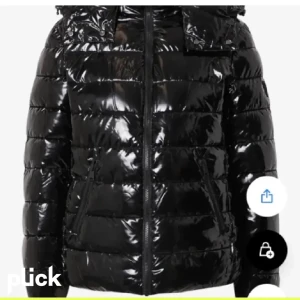 Guess jacka - Säljer min super fina guess jacka, jätte bra skick. Säljer för ja vill ha pengar 💞🥰nypris: 2000kr❤️