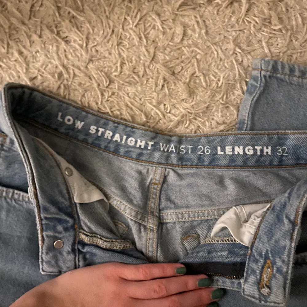 Lågmidjade jeans i en ljusblå tvätt från bikbok! Endast testade! Nypris 699kr. Jeans & Byxor.