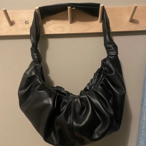 Handväska Gina Tricot  - Svart handväska från Gina Tricot, lite använd så i väldigt fint skick. 