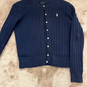 Polo Ralph lauren kofta - Kofta från Ralph lauren, storlek 12-14 i barn men passar väldigt bra på xs