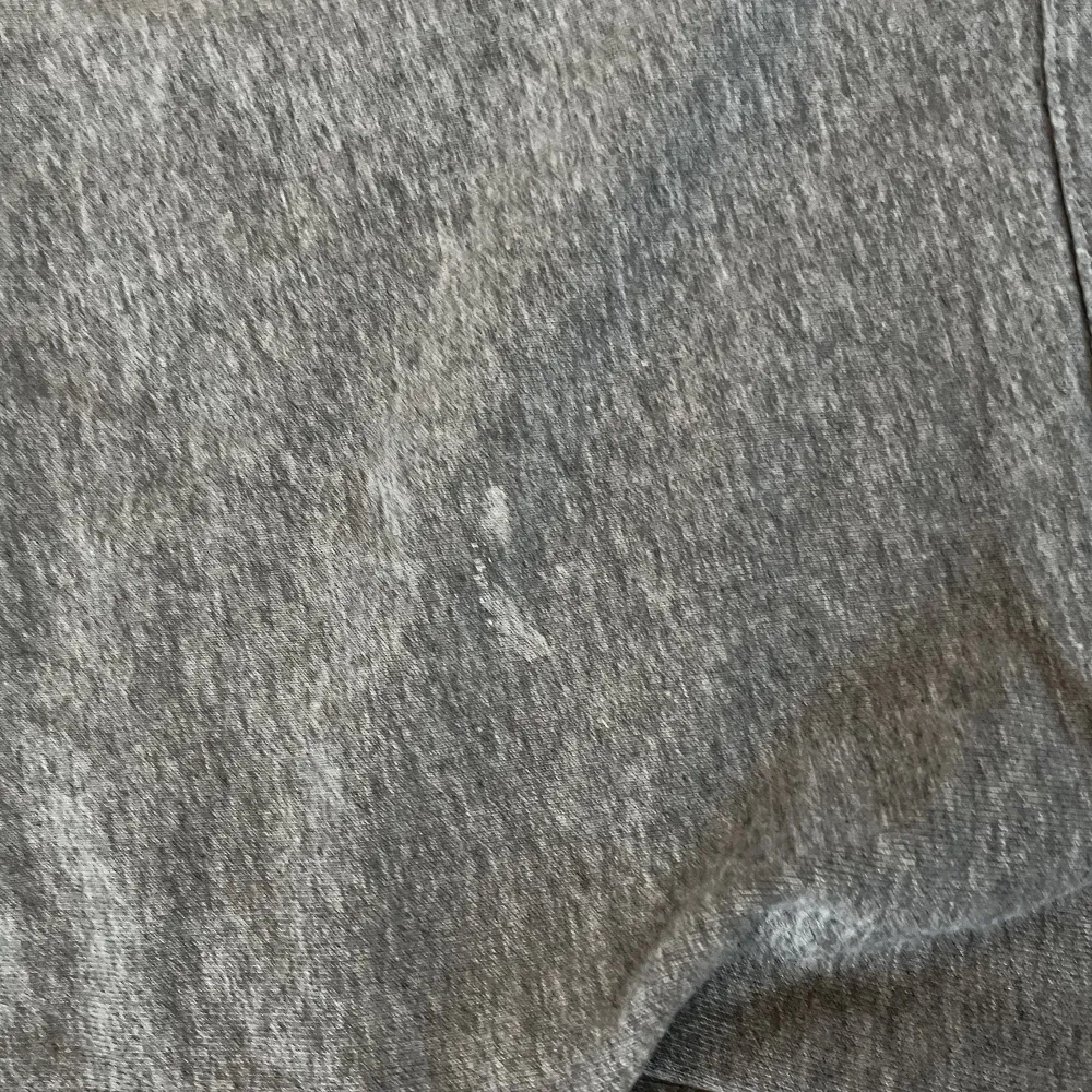 Jag säljer min gråa maison kitsune hoodie. Skicket är otroligt bra utom en liten vit fläck på vänstra framsida (bild 2). Jag köpte den på Paul and friends för 1800. Mitt pris är 400.. Hoodies.