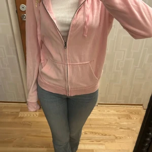 Victoria Secret - Säljer min vintage Victoria Secret kofta i storlek M, skulle säga att den passar för S. Köparen står för frakten.💕