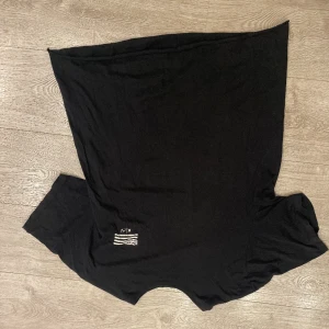 fet tisha - L, croppad till en bra längd, luftig och skön