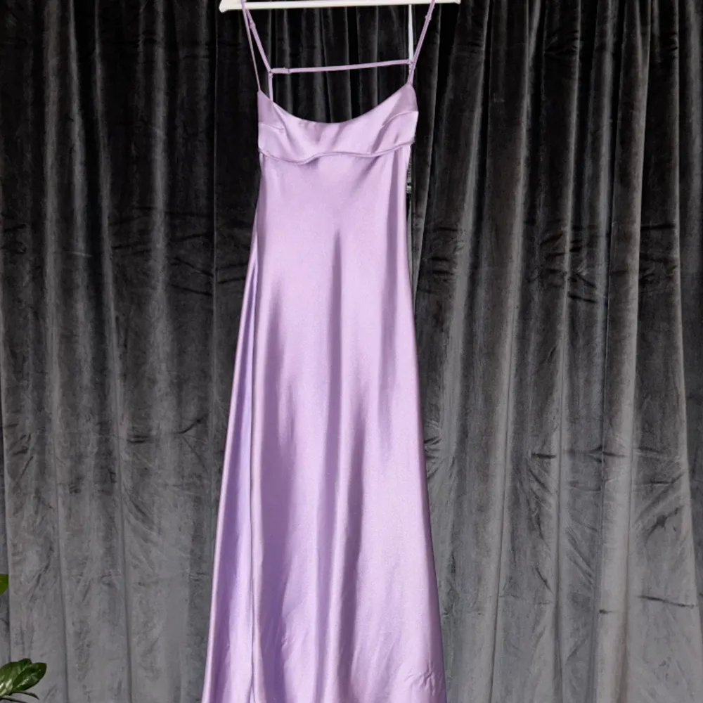 Jättefin långklänning endast använd en gång på ett bröllop. Jättefin till sommaren!🩷Köpte den för 500kr. Klänningar.