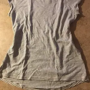 Detta är en trendig tröja med färg vit och svart många i min skola har denna jag köpte den i S men den var för liten för mig den är helt ny bara testad 1 gång och jag har tvättat den!