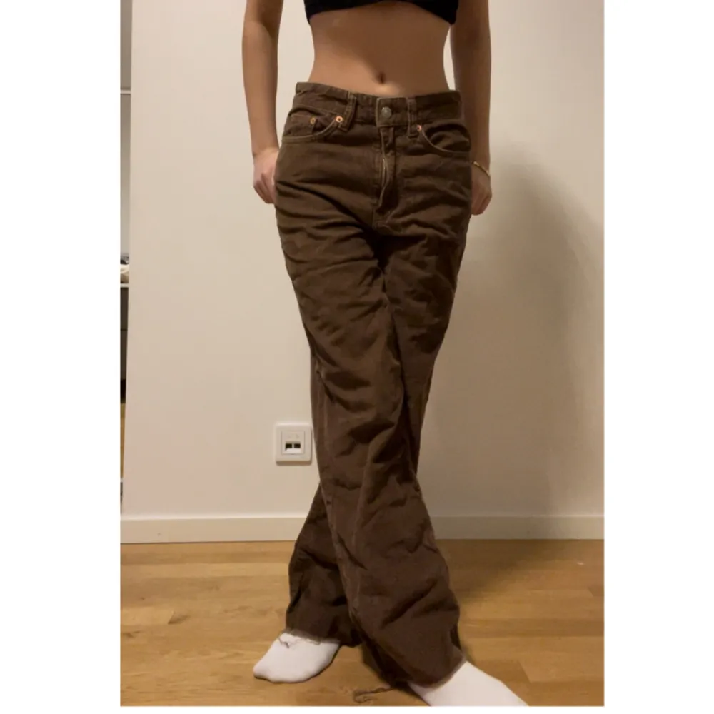 Bruna byxor från lager157! I modellen ”boulevard”. Passar bra för att vara XS, har strl 32/34 i byxor 💗 Kontakta vid frågor 🎀. Jeans & Byxor.