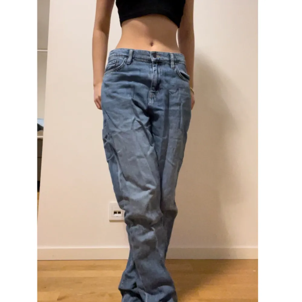 Jeans från nelly köpt på sellpy för 129kr Lite för stora Kontakta vid frågor! 🎀. Jeans & Byxor.