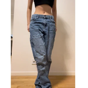 NLY jeans - Jeans från nelly köpt på sellpy för 129kr Lite för stora Kontakta vid frågor! 🎀