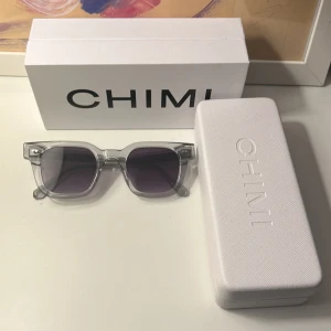 Chimi glasögon  - Väldigt fina chimis, fint skick 9/10. Ett par väldigt sköna glasögon till sommaren. Skriv vid frågor och intresse? 