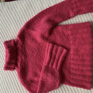 Rosa stickad polotröja - En stickad rosa polotröja, jätteskön och varm men har inte kommit till användning! Bild lånad av förra ägaren