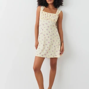 Blommig klänning - GINATRICOT  - Säljer min söta klänning från Gina, endast använd en gång vid midsommar!! Helt ny i skicket. Skriv för fler bilder 💞 Storlek S 