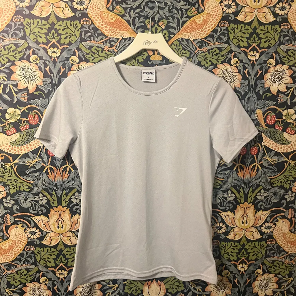 Säljer denna grå tränings t-shirt från Gymshark i storlek S. Den är använd ett fåtal gånger men i mycket bra skick och inga defekter förekommer. Köparen står för frakt 💕. T-shirts.