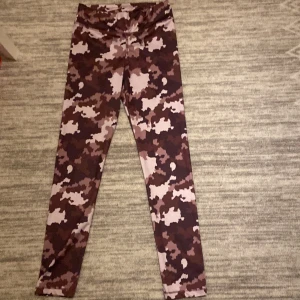 Lila byxor  - Storlek 146-152  Bra när man ska ha träning 