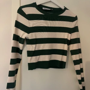 ZARA TRÖJA - Randig zara tröja, helt ny oanvänd! Super skönt material, lite kortare i modellen. står L på tröjan men passar mer som S/M
