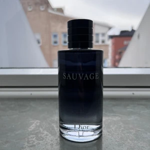 Dior Sauvage EDT 200ML - Knappt använd, säljes då jag inte använder den längre.
