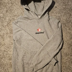 DSQUARED2 Hoddie - Säljer nu min unika och fina hoddie. Den är i bra skick och inga märkvärdiga slitage. Hoodien är i storlek y16 men skulle säga att den passar någon med storlek S inklusive lite liten i storleken.  Fraktar inom 24h📦 Skick 8/10