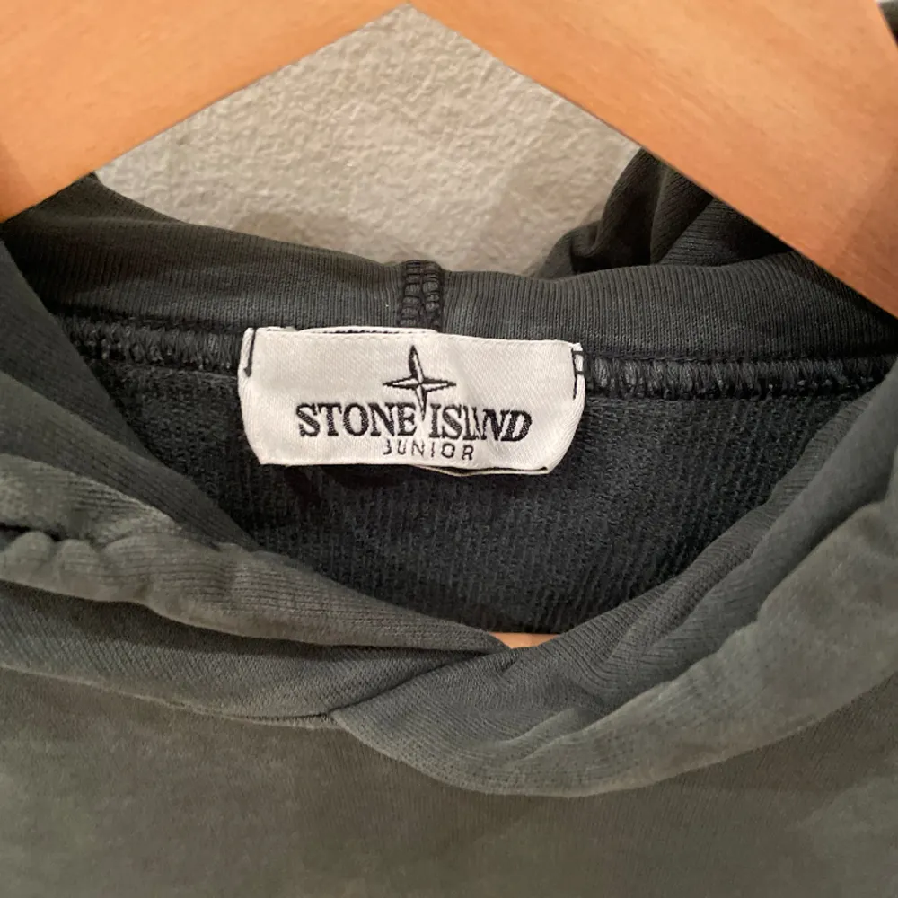 Mörkgrön stone island hoodie i helt okej skick 6/10 nypriset är 1600kr och storleken är 158cm passar 12år. Priset går att diskutera.. Hoodies.