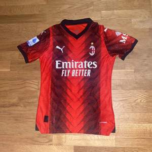 AC Milans hemma tröja från den här säsongen ❤️🖤🇮🇹med Rafa Leão #10 på ryggen 🏄‍♂️🇵🇹, tröjan är så gott som ny (Pris kan diskuteras)