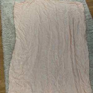 Jättefin rosarandig tubhalsduk/sjal! Köpt på någon marknad för cirka 200kr och saknar tyvärr etikett🥰Nyskick!