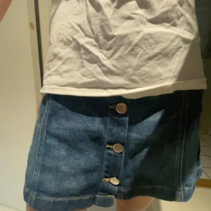 Jeanskjol - Skitcool jeanskjol från hm med knappar. Perfekt till sommarn. Säljs då den tyvärr är lite liten för mig. Fråga vad som helst. Pris kan diskuteras💕💕