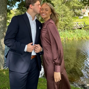 Klänning - Säljer nu min jättefina klänning som passar perfekt till festen i sommar!💃🤍 Endast använd en gång, skicket är som nytt!🥰 