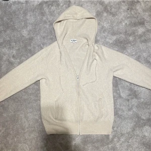 Soft goat Kashmir zip - Säljer nu en jätte fin Kashmir zip hoodie från Softgoat, perfekt t våren nu! Passar S. Bara att fråga om mer bilder eller frågor!